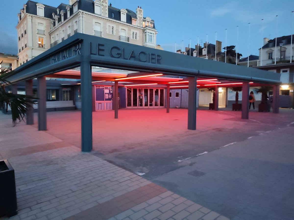 Pergola toile du Glacier à Dinard de nuit, éclairage LED intégré et nom de l’établissement sur la structure