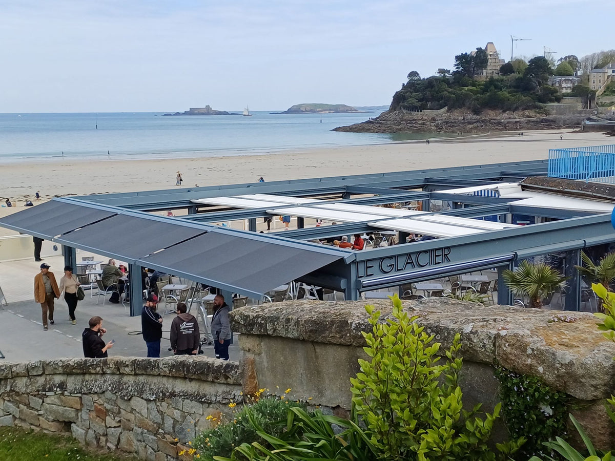 Pergolas à toile rétractable Coublanc du Glacier à Dinard face à la plage, 10 modules, 300 m²